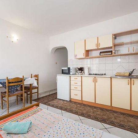 Nice Apartment Silvia Novalja Eksteriør bilde